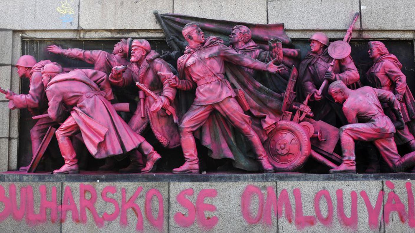 Il monumento dipinto di rosa in omaggio a Cerny e alla primavera di Praga il 21 agosto 2013.jpg