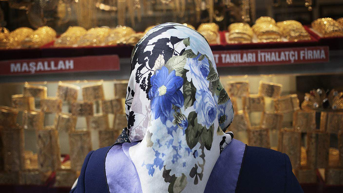 Fuori dal Gran Bazar (Istanbul), una donna osserva la vetrina di un orefice.