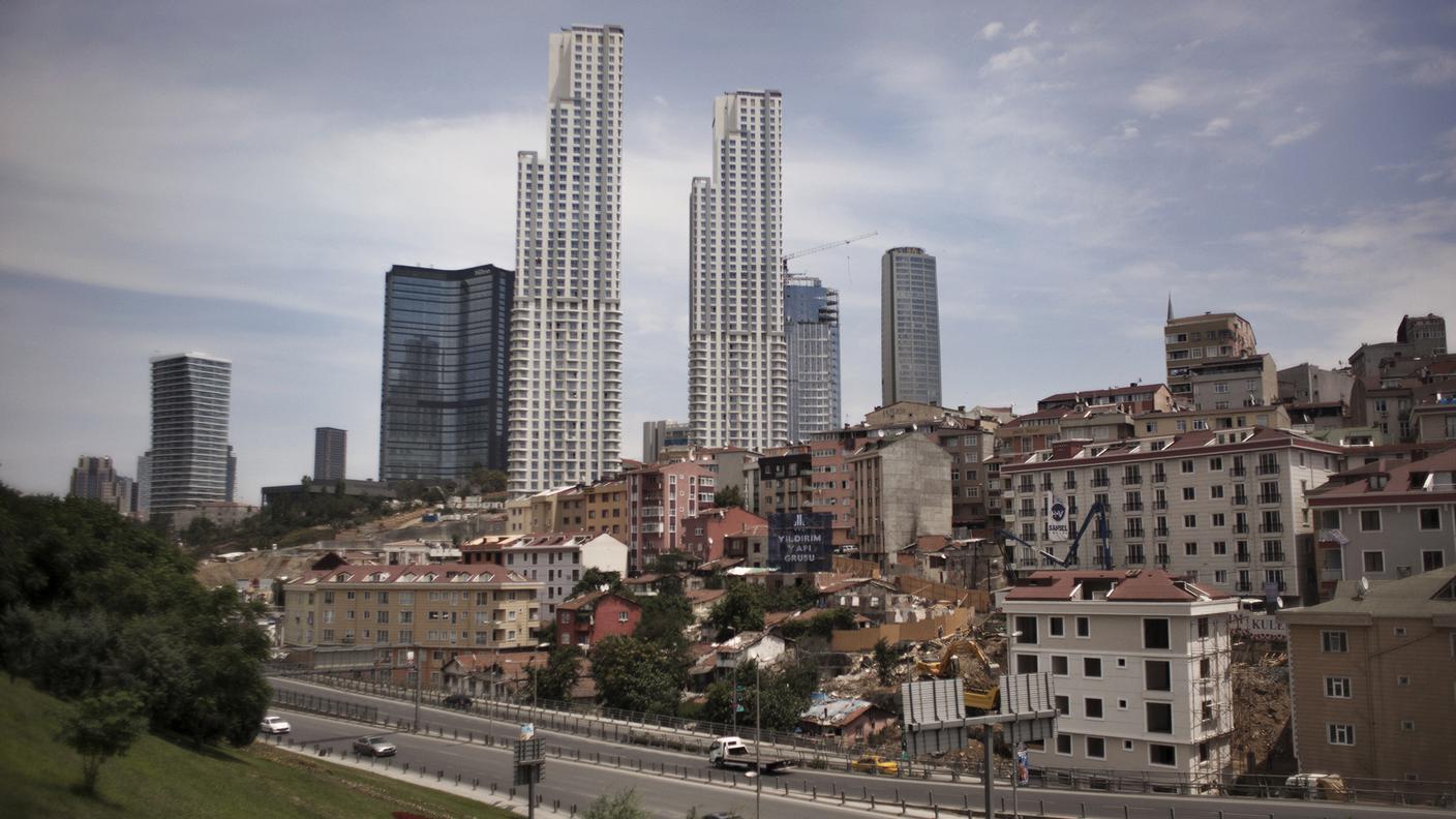 Nel quartiere di Mecidiyeköy (Istanbul), enormi grattacieli sovrastano ciò che rimane diuna piccola area urbana popolare