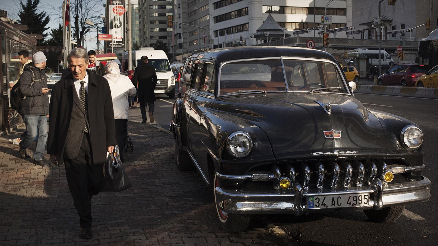 Un impiegato di banca si reca al lavoro nel quartiere finanziario di Levent (Istanbul)