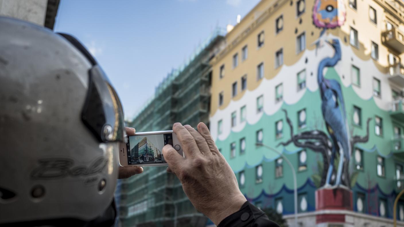 Sono in molti, ogni giorno, a fotografare l'opera di Iena Cruz, considerata uno degli interventi più eccentrici dell'imprenditoria edile romana