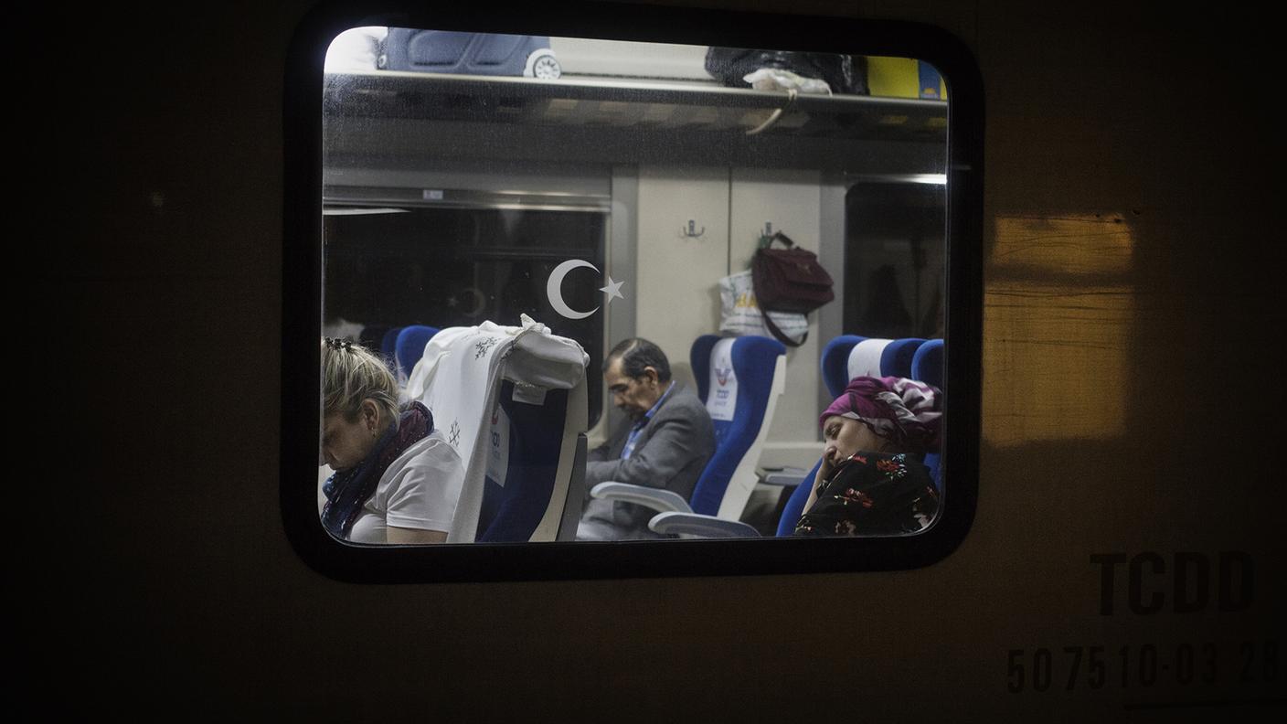 Viaggiatori di seconda classe durante il tragitto notturno