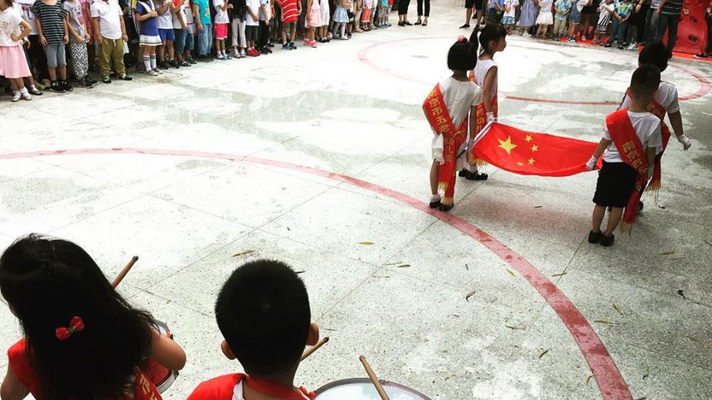 Nanchino: quando Antonioni filmò questo asilo, i bambini recitavano canzoni rivoluzionarie. Ora, la cerimonia per il primo giorno di scuola è tutt'altra cosa