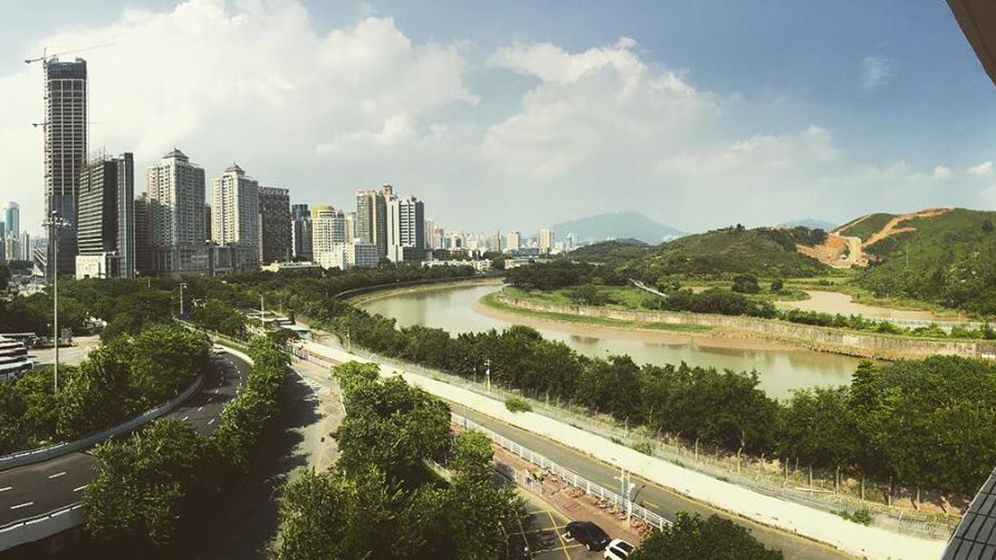 A sinistra Shenzhen, a destra Hong Kong. Quando Antonioni e i suoi passarono il confine tra l'allora colonia britannica e la Cina, Shenzhen ancora non esisteva e Antonioni non volle fare alcuna ripresa perché tanto non c'era nulla da riprendere