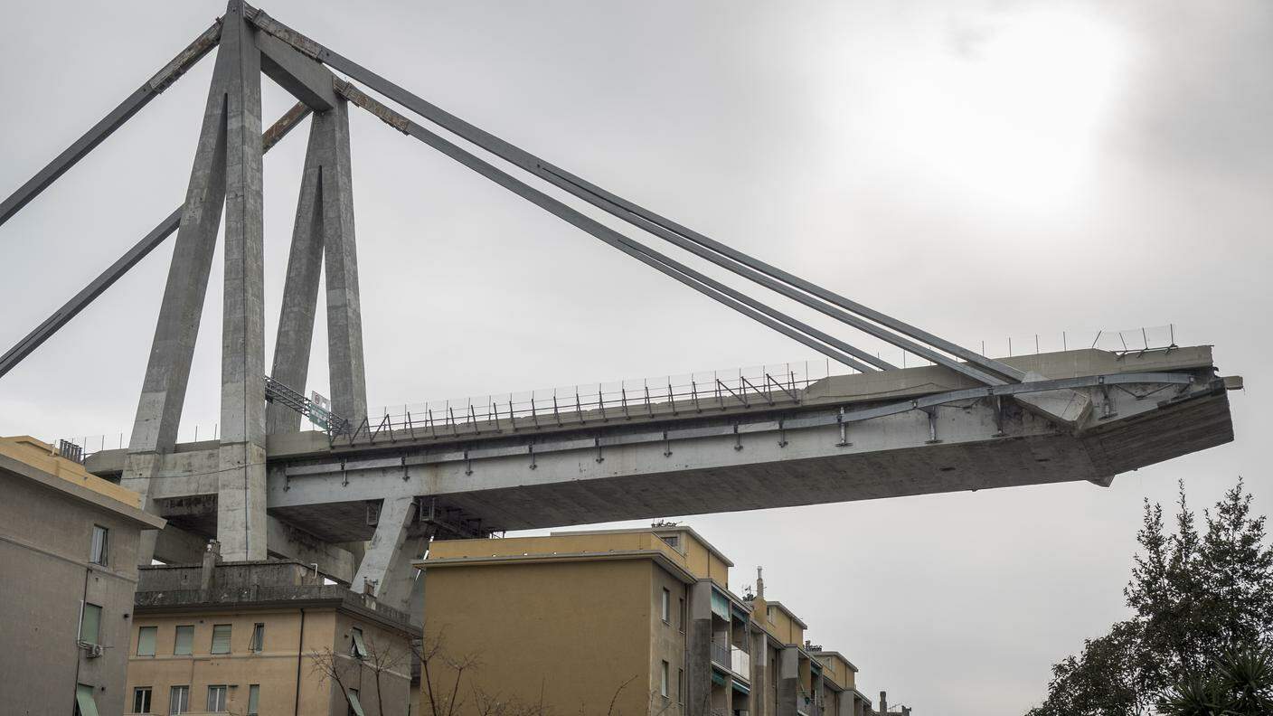 Vista di Ponte Morandi dai confini della zona rossa