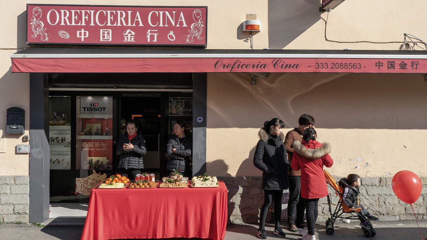 Cinesi di Prato - Frutta e gioielli