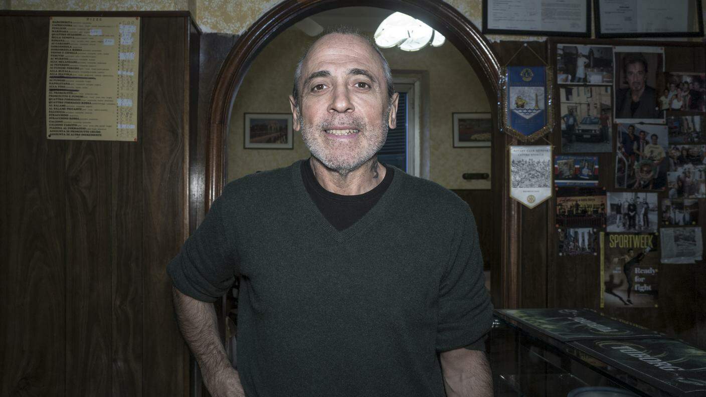 Francesco Russo lavora e vive a 100 metri dal ponte Morandi dal 1972