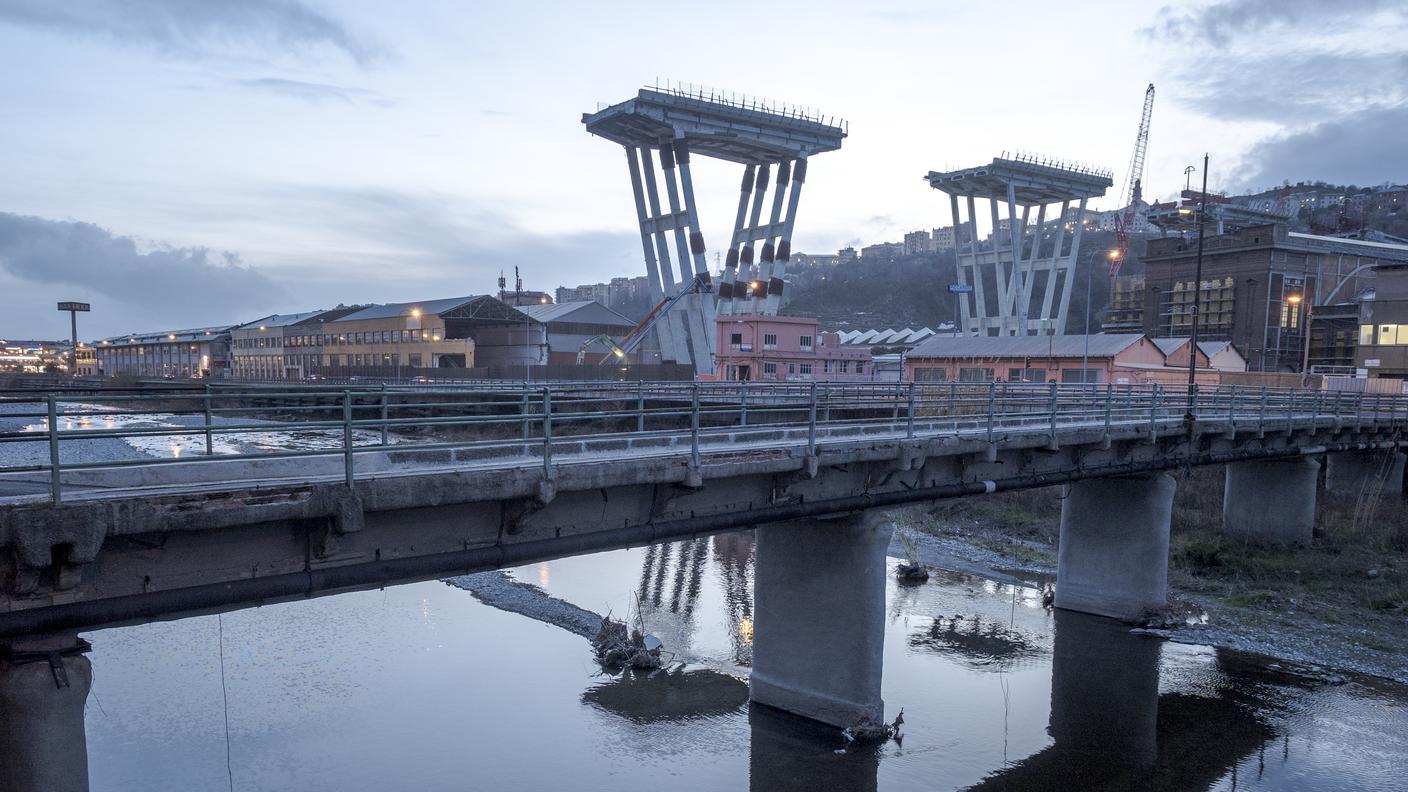 Proseguono i lavori di demolizione del lato ovest di ponte Morandi