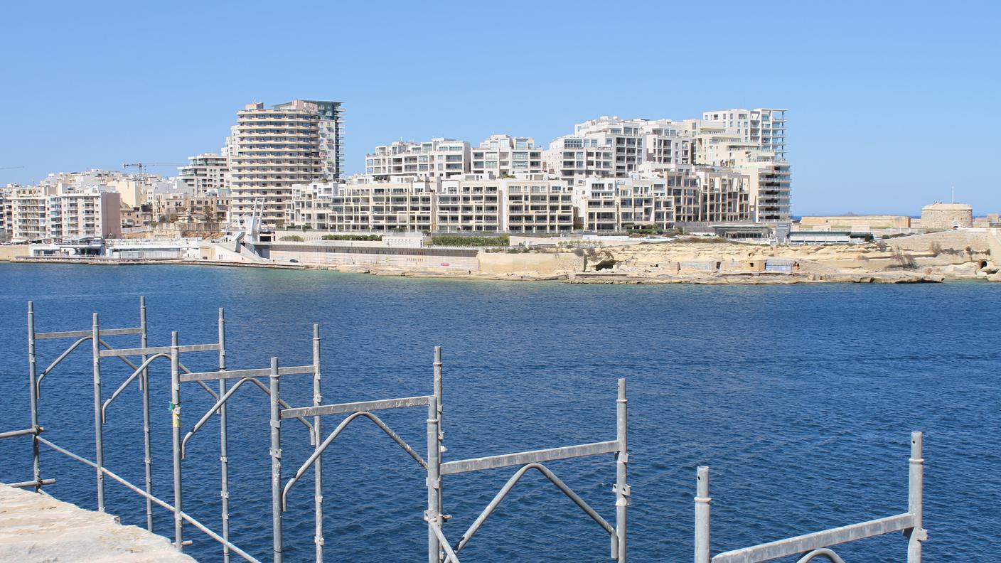 Speculazione edilizia e mancanza d'acqua, sono una miscela esplosiva per la piccola isola-Stato. Sullo sfondo svettano gru edili, visibili ovunque sull'isola