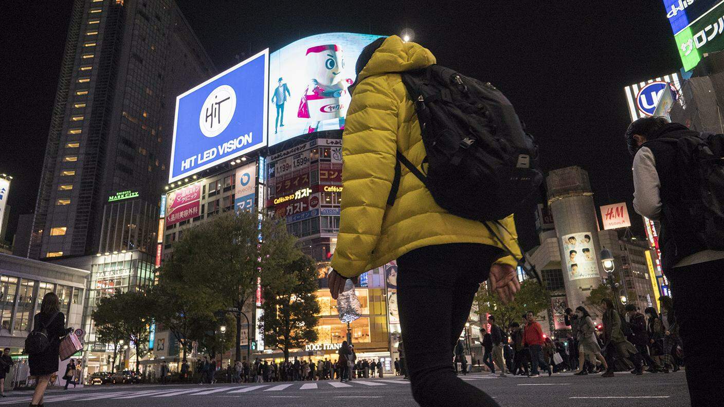 L'incrocio più famoso del mondo si trova a Tokyo, nel quartiere di Shibuya. Migliaia di persone lo attraversano ogni giorno