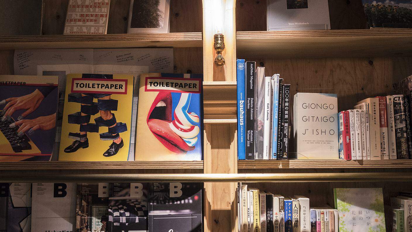 Libri in diverse lingue, sono presenti sugli scaffali del Book and Bed, Tokyo, Ikebukuro