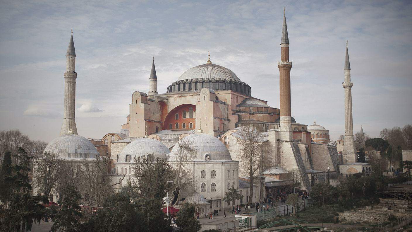 La Basilica di Santa Sofia fu sede del Patriarcato di Costantinopoli tra il 537 e il 1453, poi  divenne moschea durante tutto il periodo di dominio ottomano fino al 1935 anno in cui fu  trasformata in un museo