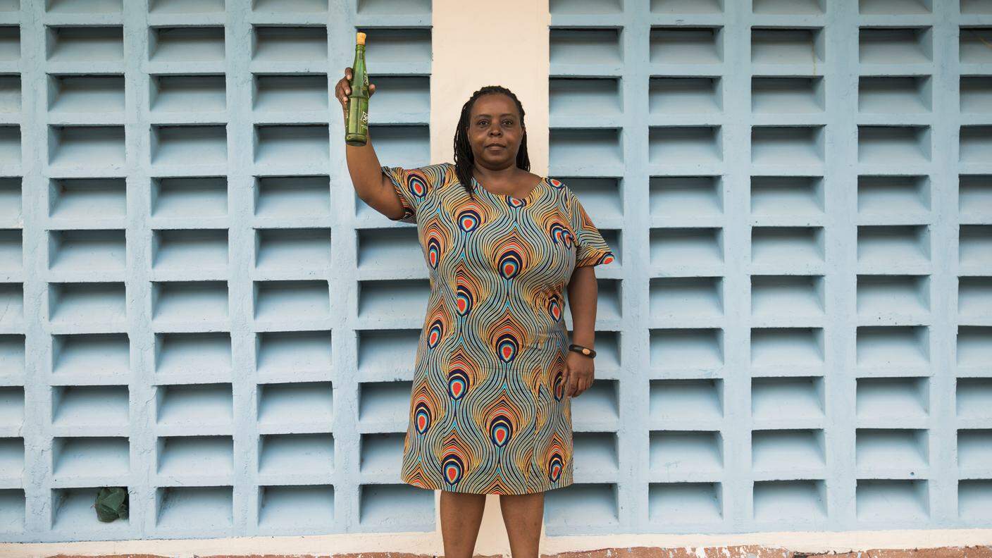 Nina Wambiji e la bottiglia sonora