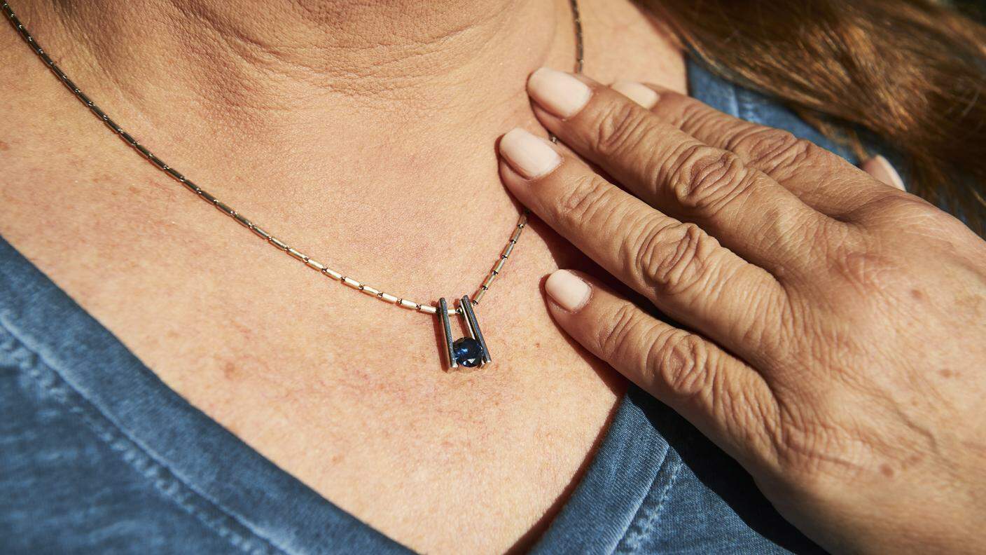 Il collare con il diamante realizzato da Susanne Schilling con le ceneri del figlio Daniel 