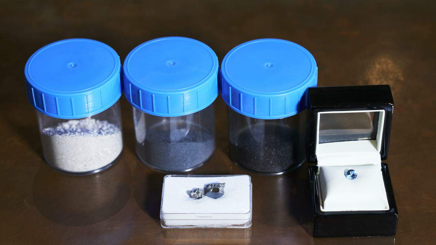 Esempi mostrati ai clienti del processo chimico di trasformazione dalle ceneri ad un diamante