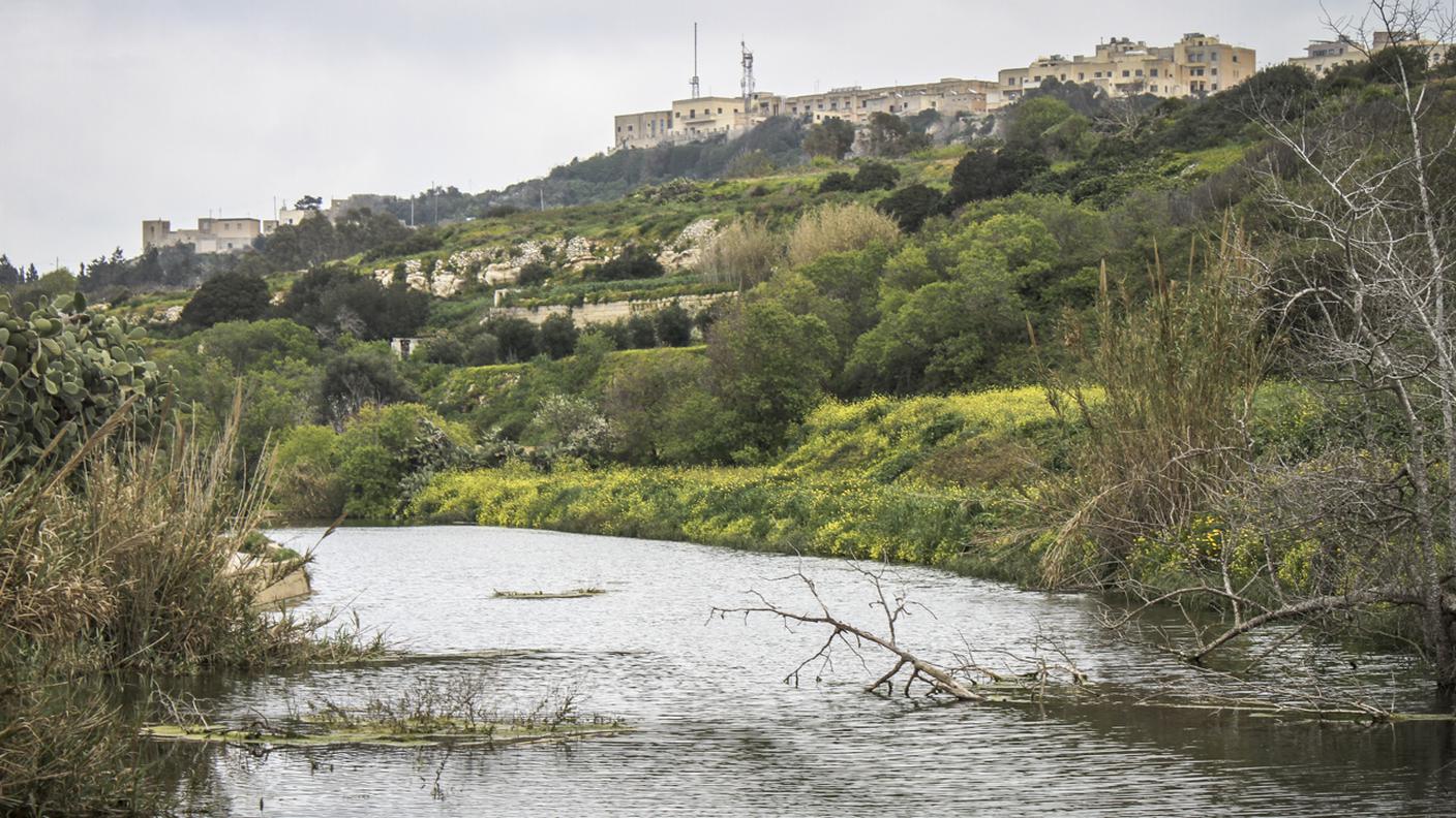 I cosiddetti Chadwick Lakes di Malta, sono un limitato numero di dighe che si riversano l'una dentro l'altra. Piccoli corsi d'acqua di superficie, in secca durante l'estate