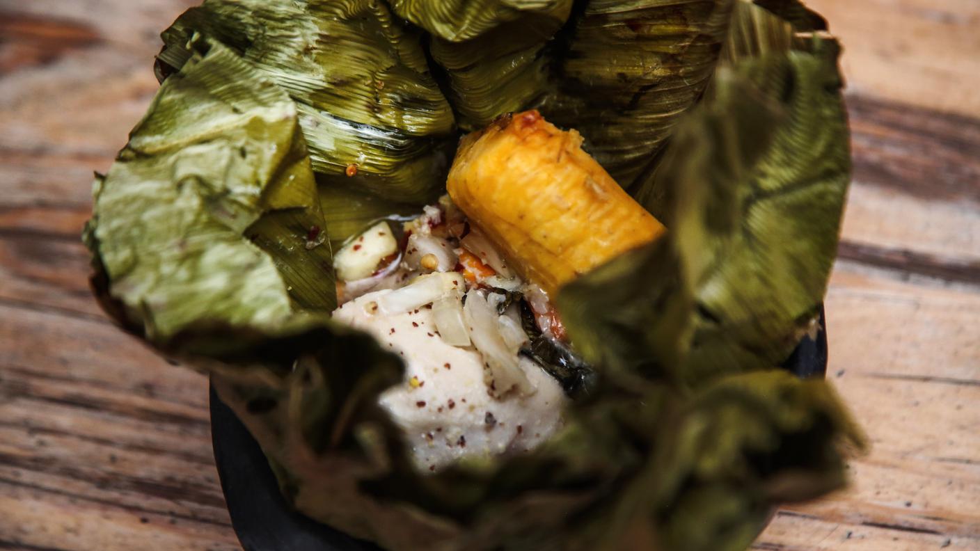 Liboké di pollo, cucinato in foglie di banano