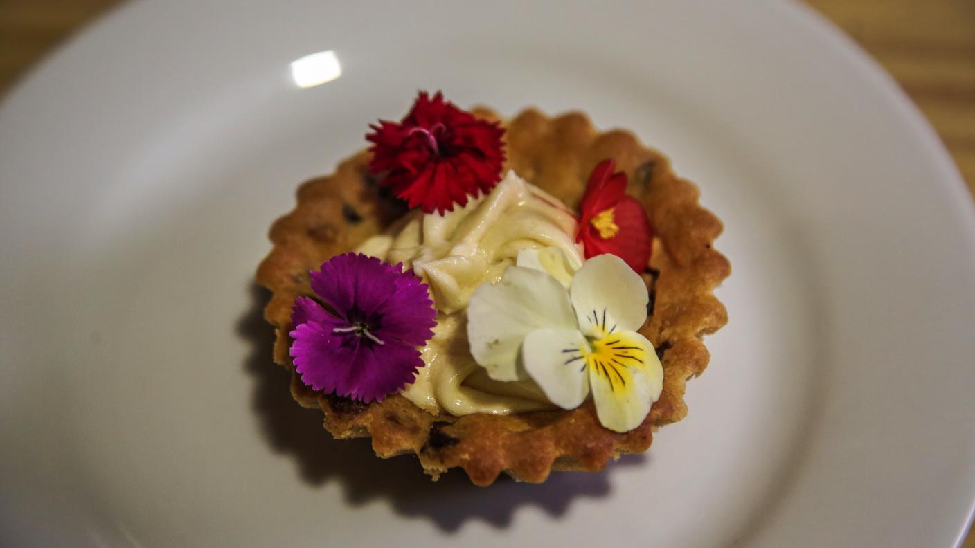 Torta al burro e cioccolato stile “Huntley & Palmers” con crema pasticcera e fiori