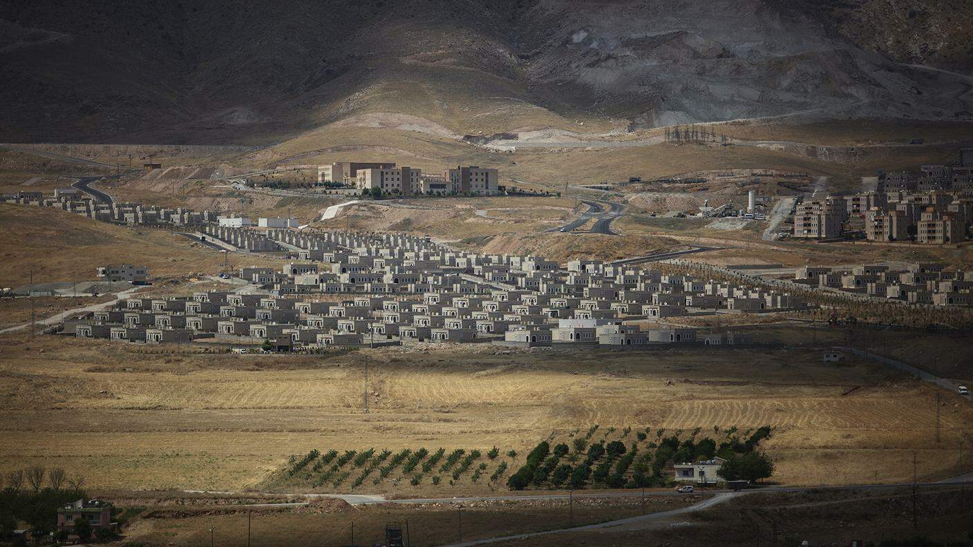 La città nuova, costruita ai piedi della collina, per dare alloggio ai 3000 residenti diHasankeyf, è ancora semi-disabitata