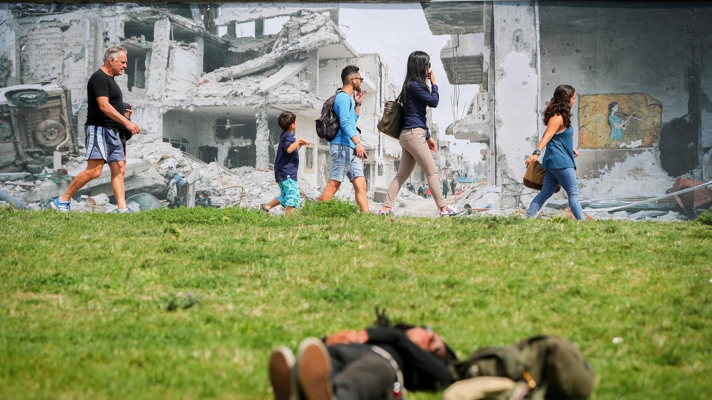 2016 - Su quel che resta del muro di Berlino la distruzione della guerra in Siria