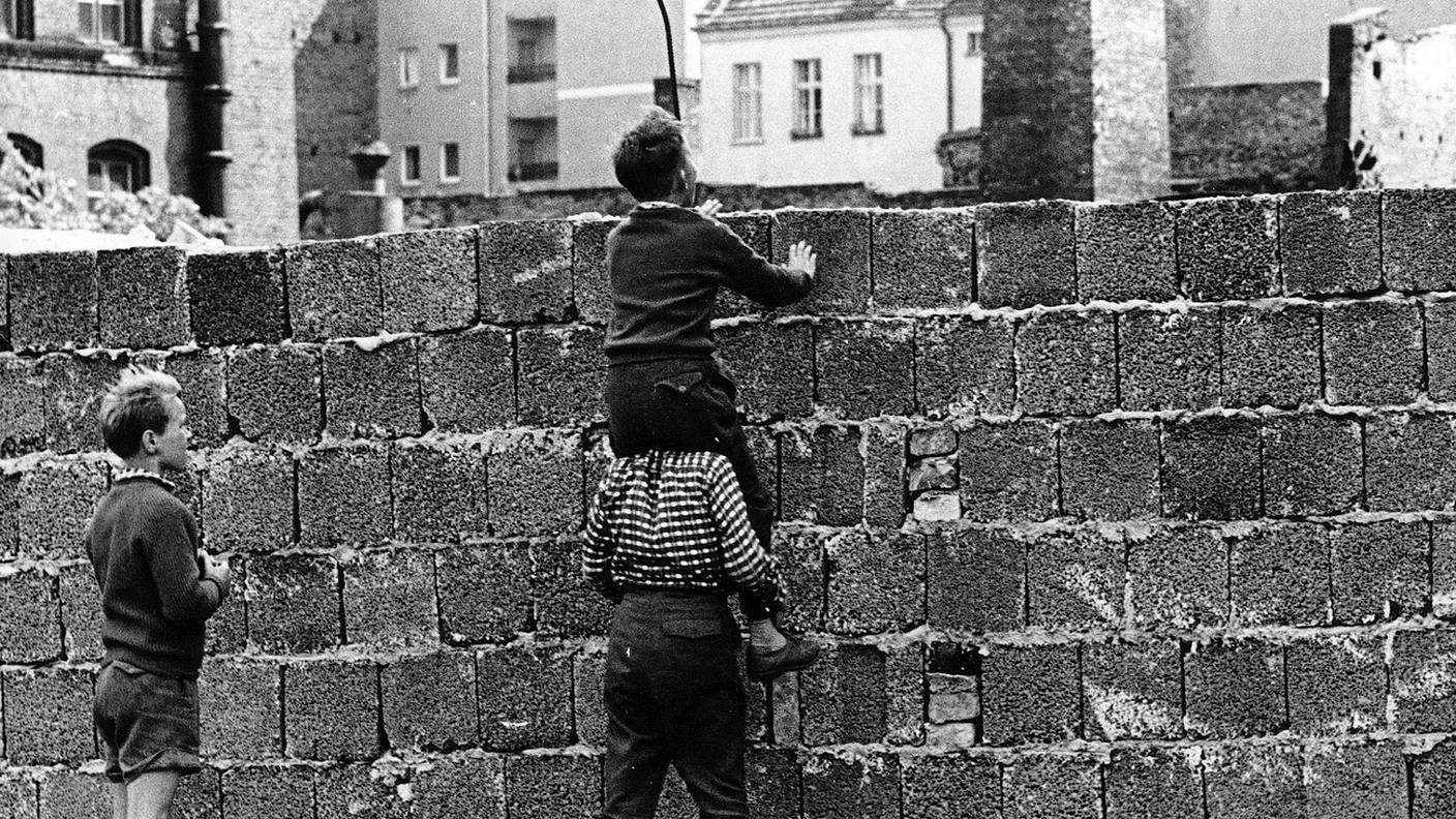 1961 - A Berlino si costruisce il muro
