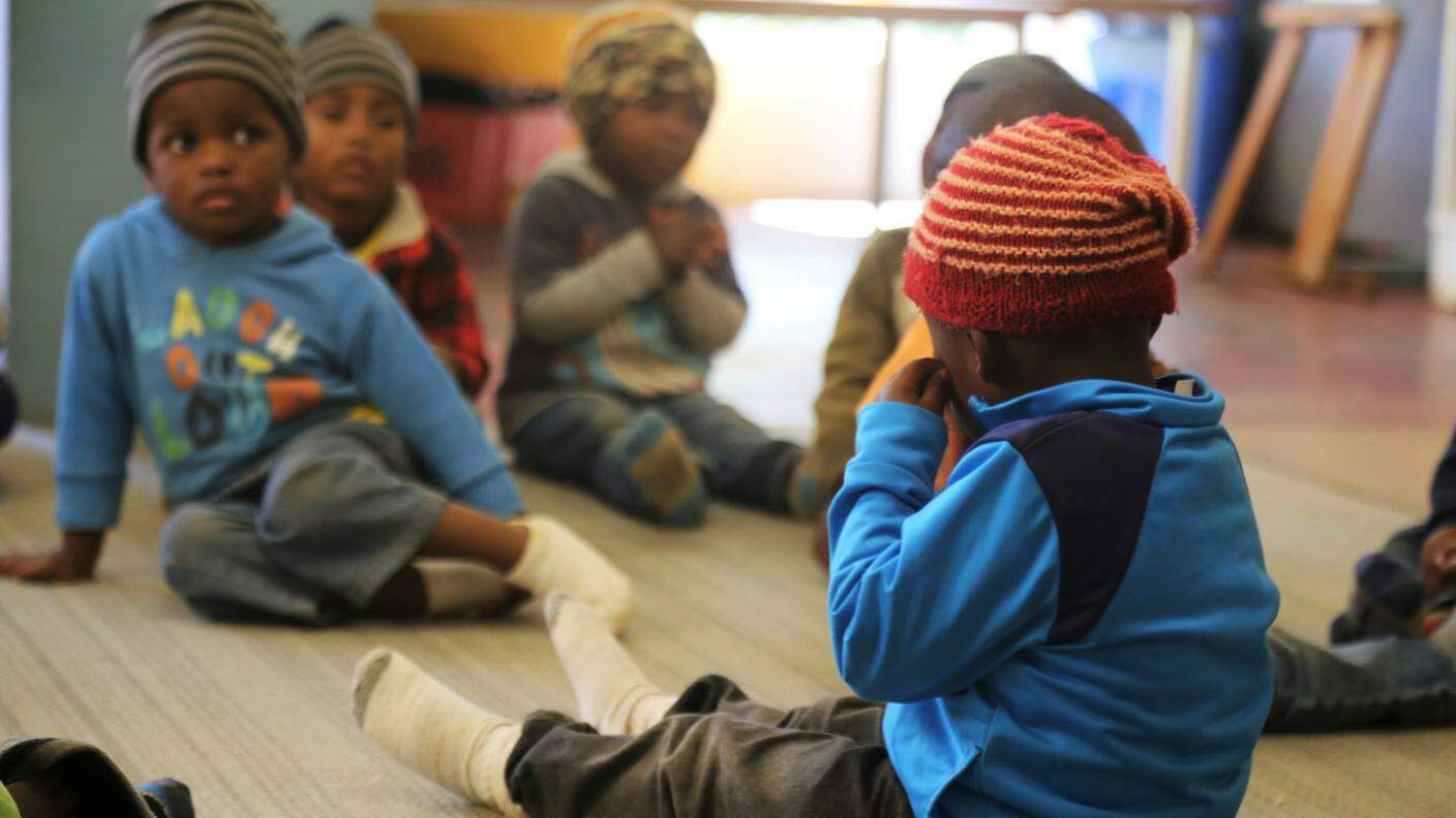 Alcuni degli orfani durante una lezione all'asilo di Bulembu in Swaziland