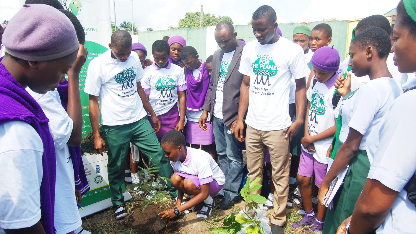 Africa - Giovani attivisti piantano alberi in Nigeria