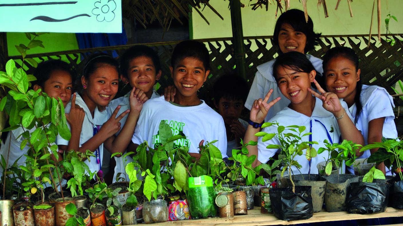 Asia - Giovani attivisti piantano alberi nelle Filippine