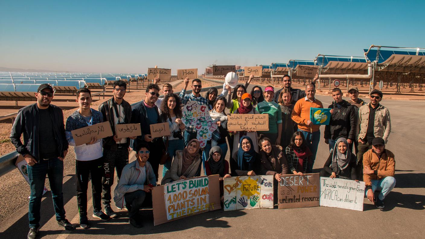 Ultima tappa, Ouarzazate in Marocco, giovani attivisti marocchini assieme a Camilla, davanti alla centrale solare Noor