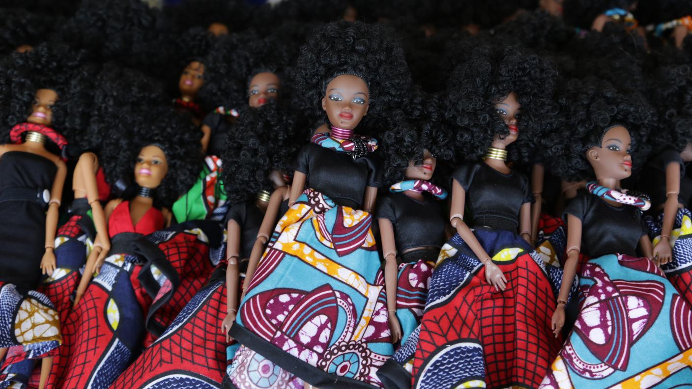 Alcune delle bambole realizzate dalla Luvuthando Dolls prima di essere imballate e vendute