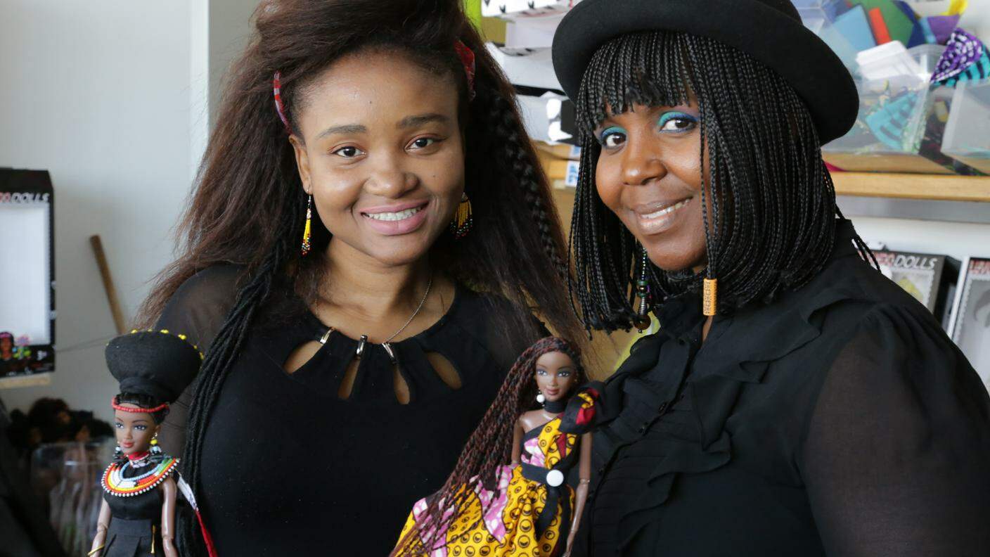 Lihle Nkosi, responsabile vendite insieme a Yolanda Y'awa, fondatrice di Luvuthando Dolls 