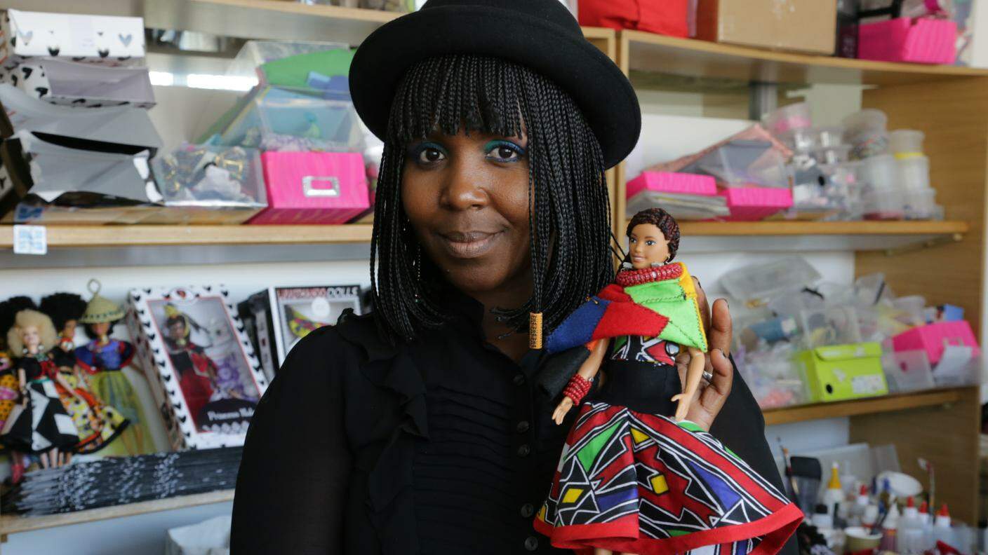 Yolanda Y'awa, fondatrice dell'azienda di bambole Luvuthando Dolls 