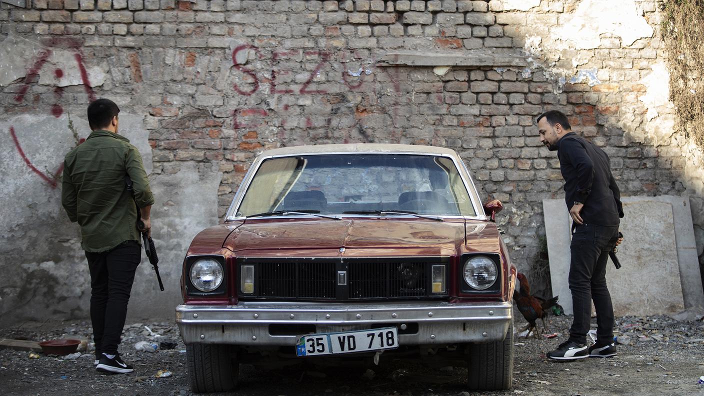 Nel quartiere di Balat, a Istanbul, sul set all’aperto dove si gira la serie criminale Çukur (Il buco), c’è chi affitta armi finte per selfie e riprese amatoriali