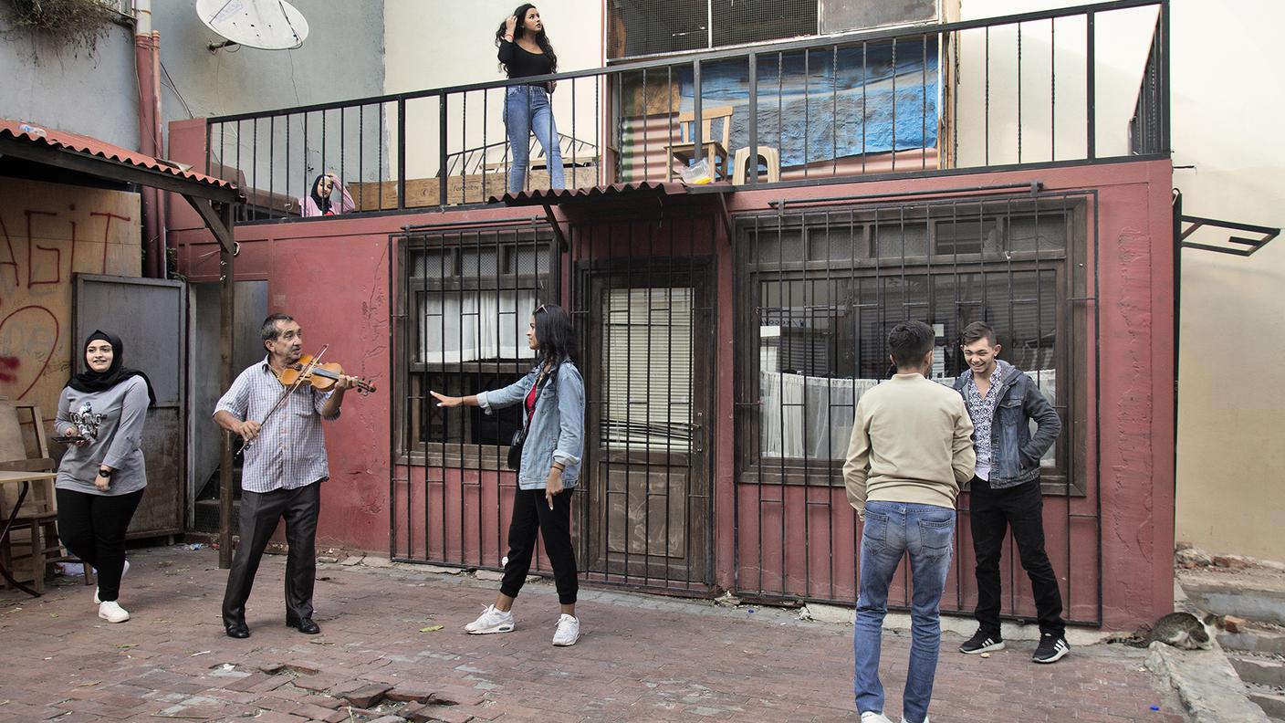 Nelle strade di Balat (Istanbul) dove si gira la serie criminale Çukur si accalcano ogni giorno decine di curiosi e appassionati