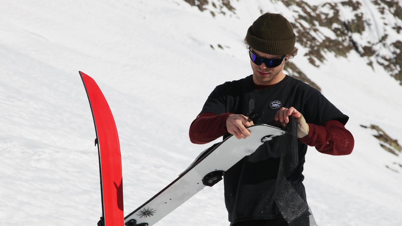 Lo splitboard è una tavola da snowboard che si divide in due. Si trasforma in paio di sci, sotto i quali vengono applicate le pelli di foca e che muniti di attacchi basculanti permettono di affrontare le salite.