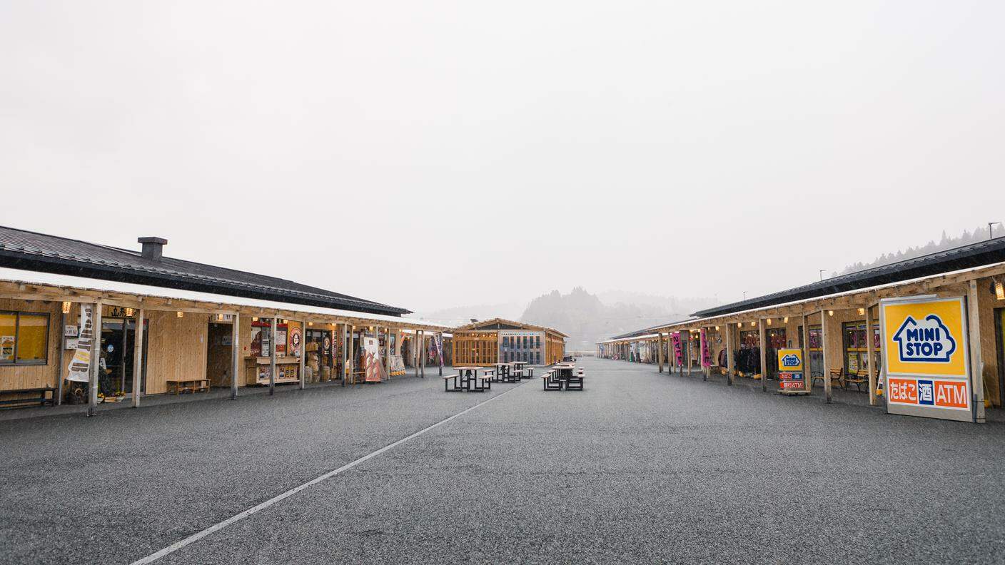 A Minamisanriku, a seguito dello tsunami, sono stati costruiti case e negozi temporanei, come il Sun Sun Shopping Village che ospita il Moai.