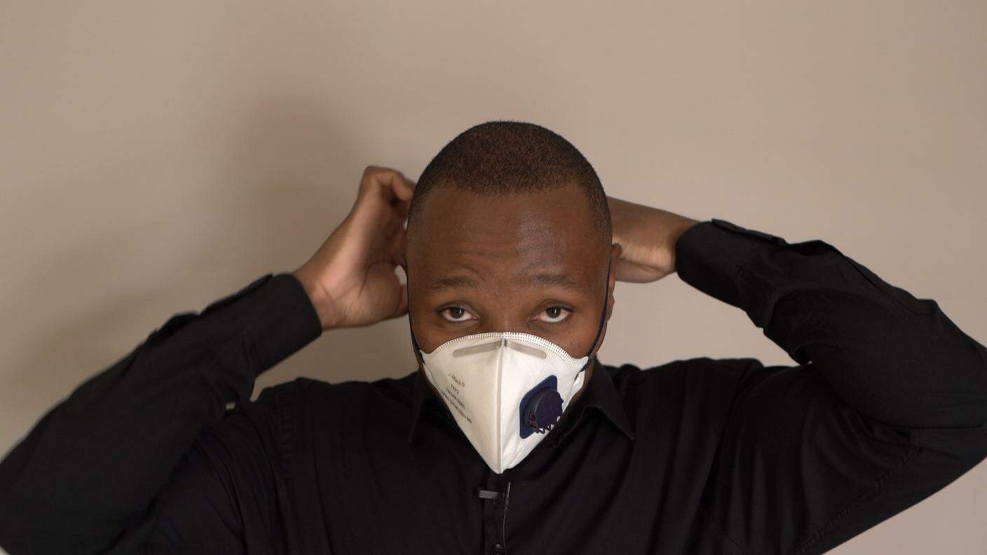 David Molosankwe, 32 anni, uno dei co-fondatori di U-Mask, indossa una delle mascherine filtranti 