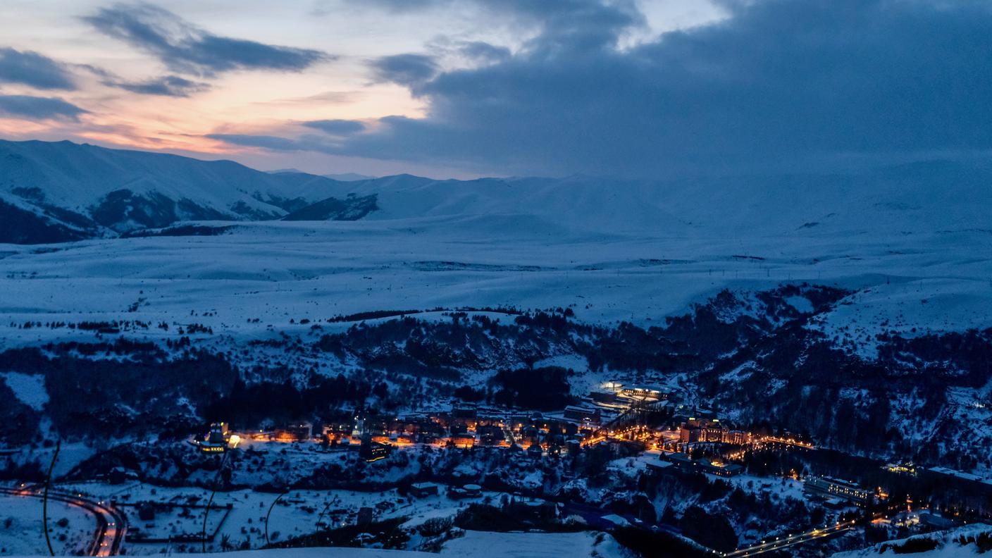 Jermuk è una cittadina termale a 2,100 metri sul livello del mare che si trova nella provincia armena di Vayots Dzor. Jermuk deriva deriva da “jerm”, “caldo” in armeno. La città conta circa 3000 abitanti.