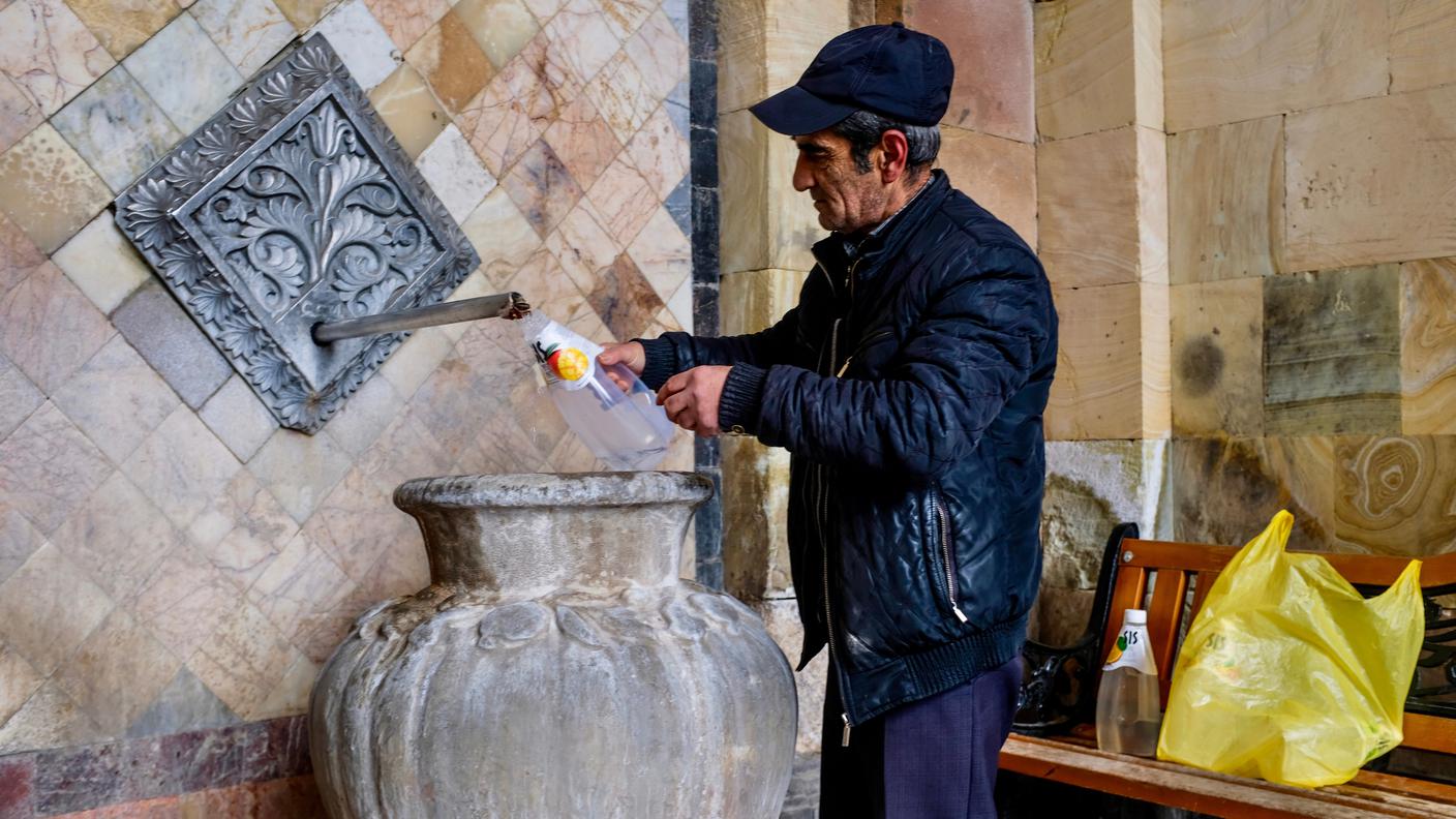 Le acque termali di Jermuk hanno effetti curativi per malattie di organi digestivi come il fegato. Circa 40 sorgenti sgorgano nella città o in zone limitrofe. Qui viene anche imbottigliata l’omonima acqua minerale “Jermuk”