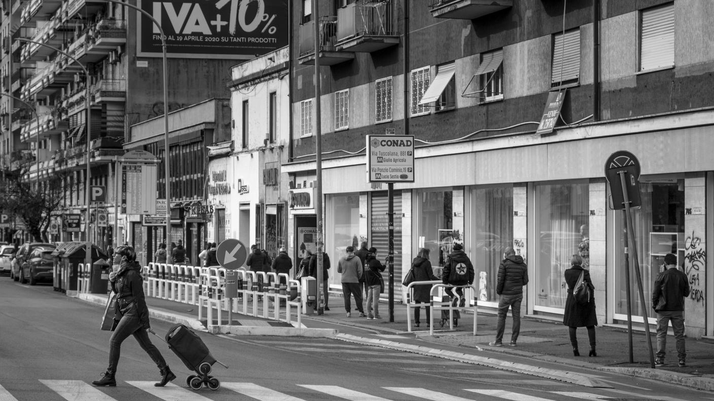 Gli unici assembramenti cittadini sono quelli distanziati a formare lunghe code davanti all'ingresso dei supermercati