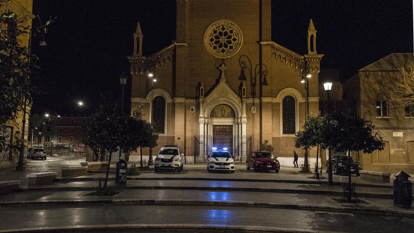La piazza di fronte alla chiesa di San Lorenzo, di solito molto frequentata dai giovani, è deserta e presidiata dalla polizia
