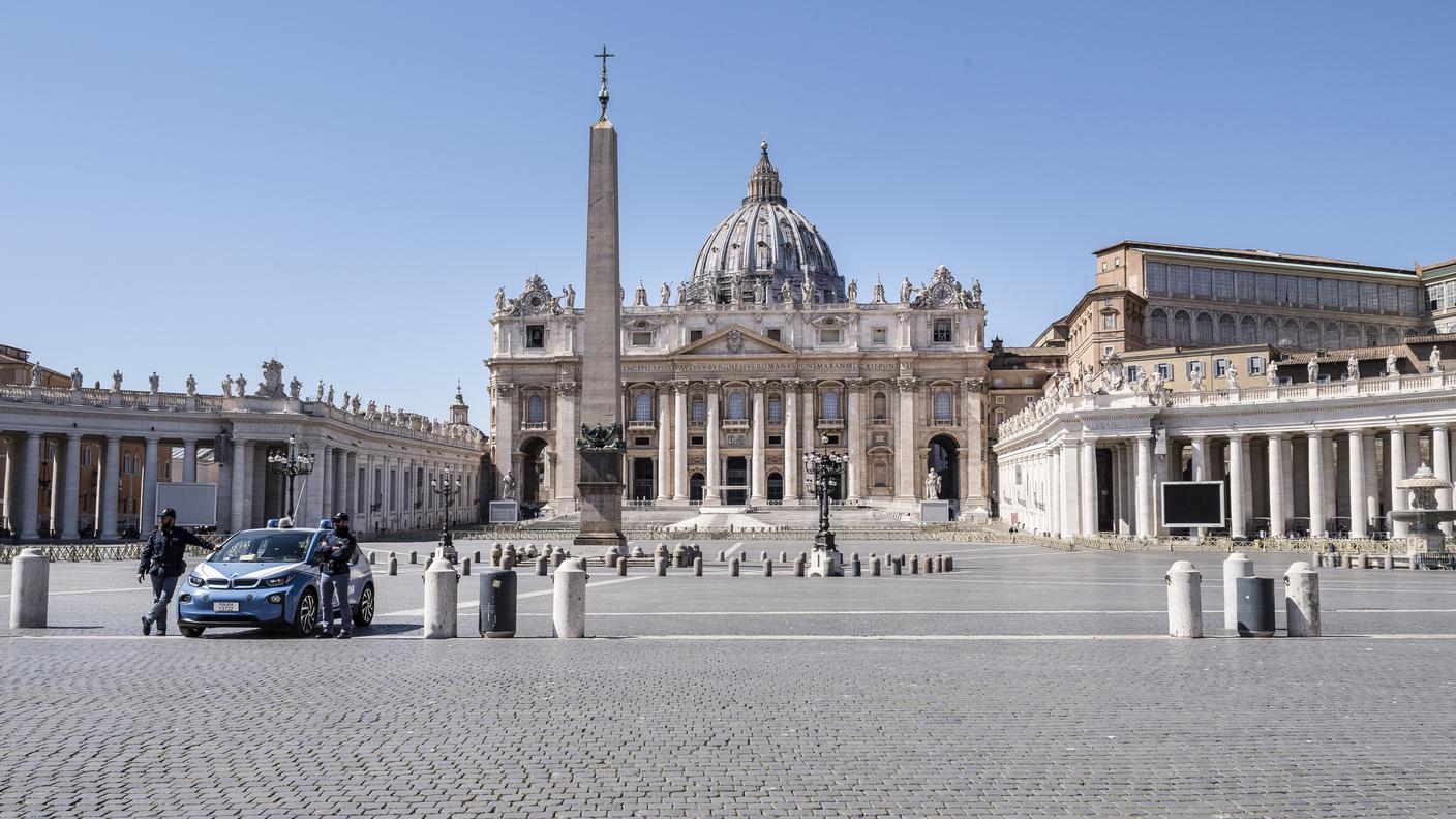 La piazza di San Pietro è stata interamente chiusa al pubblico ed è presidiata dalla Polizia