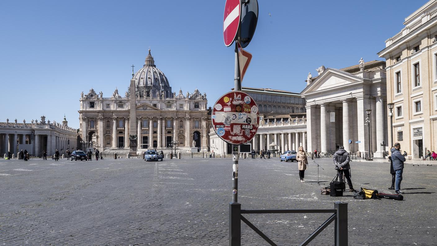 Una reporter di fronte a San Pietro deserta