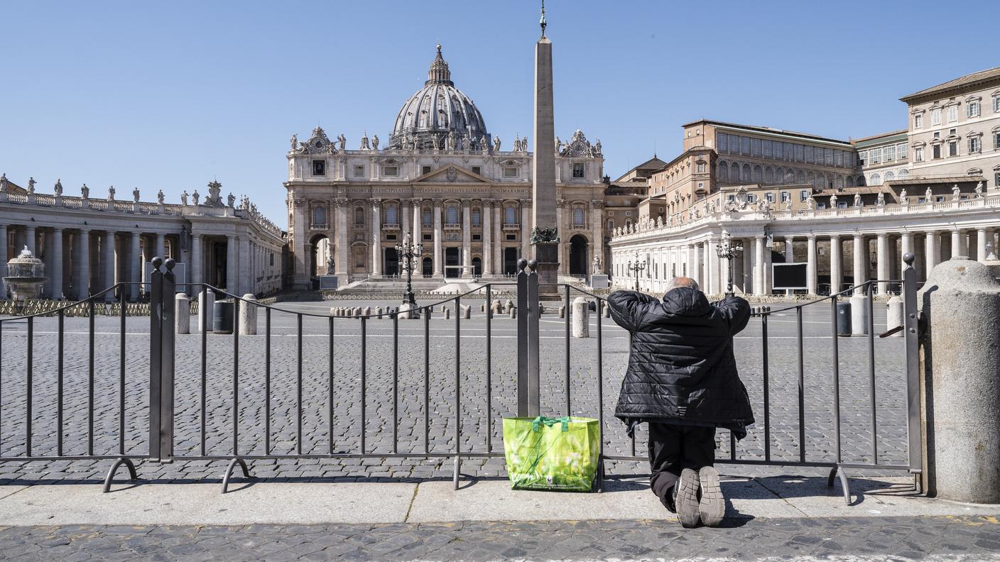 Un uomo prega di fronte a San Pietro