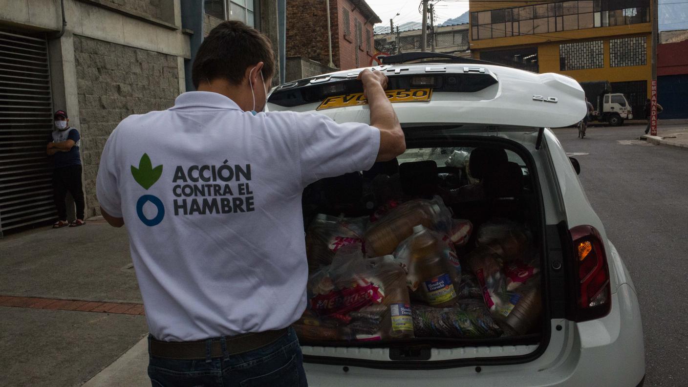 Un volontario della ONG Acción contra el hambre durante una distribuzione di alimenti