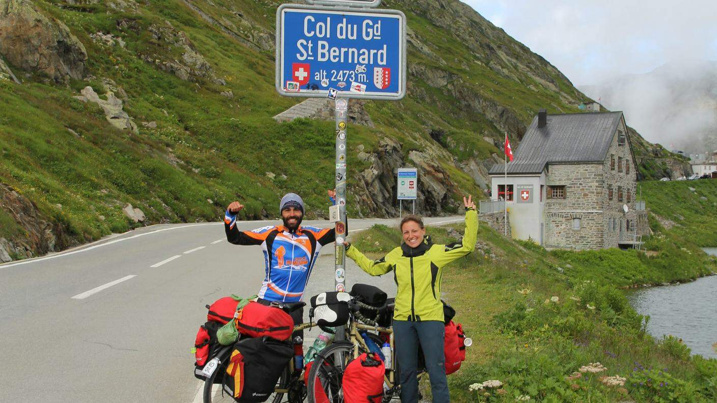 Simona Pergola e Daniele Carletti sulla vetta del Colle del Gran San Bernardo, in Svizzera