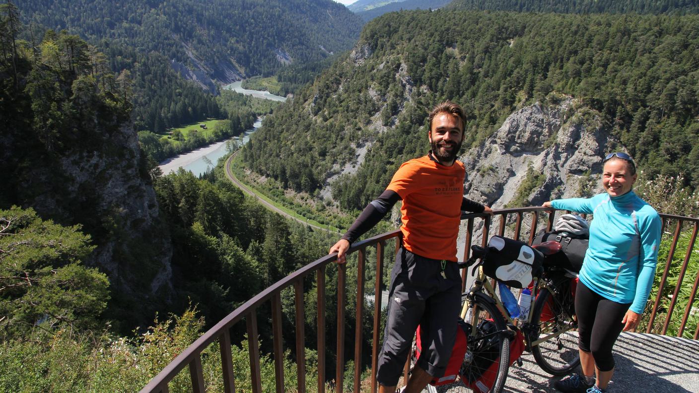 Simona Pergola e Daniele Carletti nel 2014 nei Grigioni, poco prima di affrontare la salita del Passo dell'Oberalpass