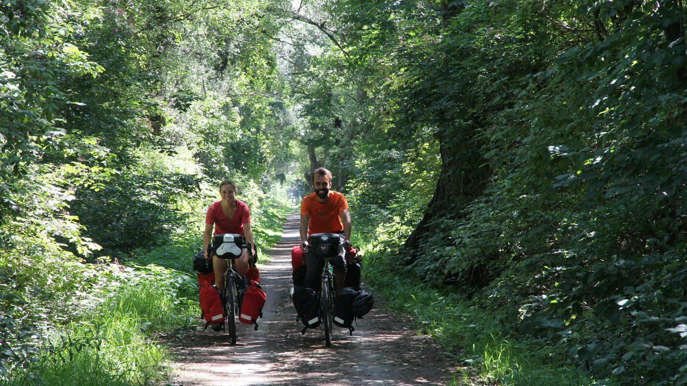 Simona Pergola e Daniele Carletti attraversano un bosco nei pressi del passo Furkapass