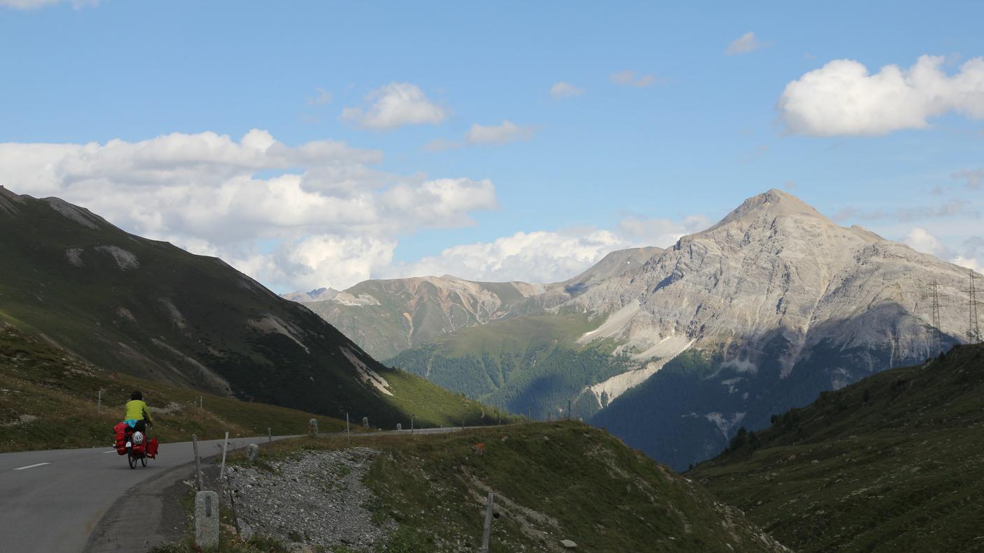 Simona Pergola affronta la salita dell'Oberalppass nei Grigioni