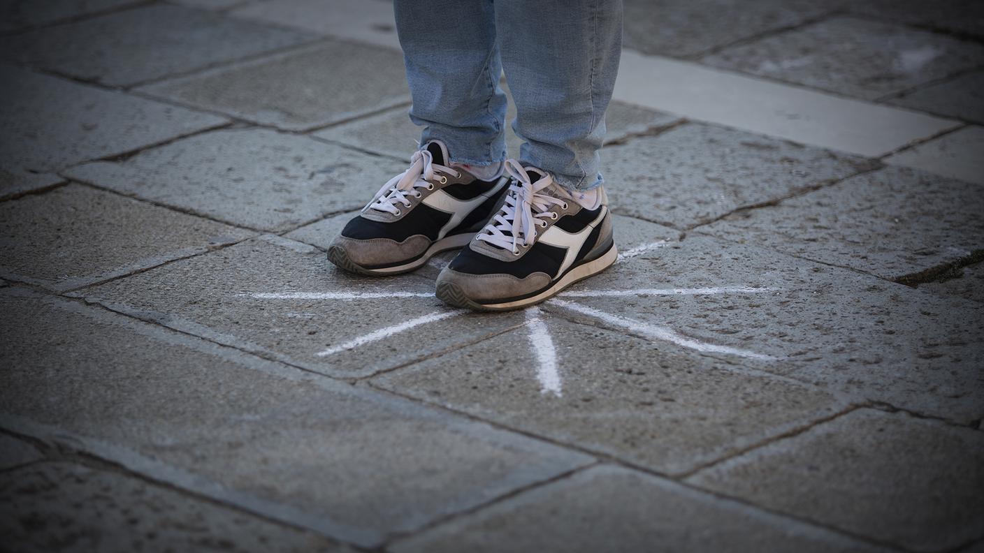 Il simbolo della manifestazione è stato l’asterisco disegnato per terra coi gessetti, per favorire il rispetto del distanziamento tra le persone